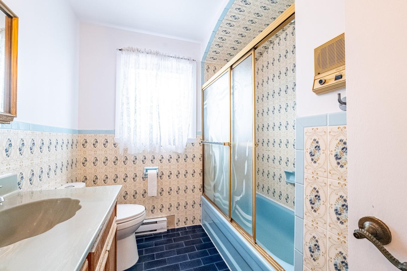 Salle de bains - 8312 Rue Cordner, Montréal (Lasalle), QC - Indoor Photo Showing Bathroom