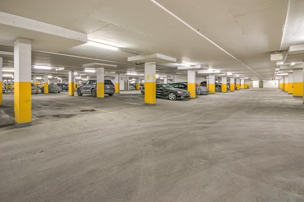 Garage - 2108-650 Rue Jean-D'Estrées, Montréal (Ville-Marie), QC - Indoor Photo Showing Garage