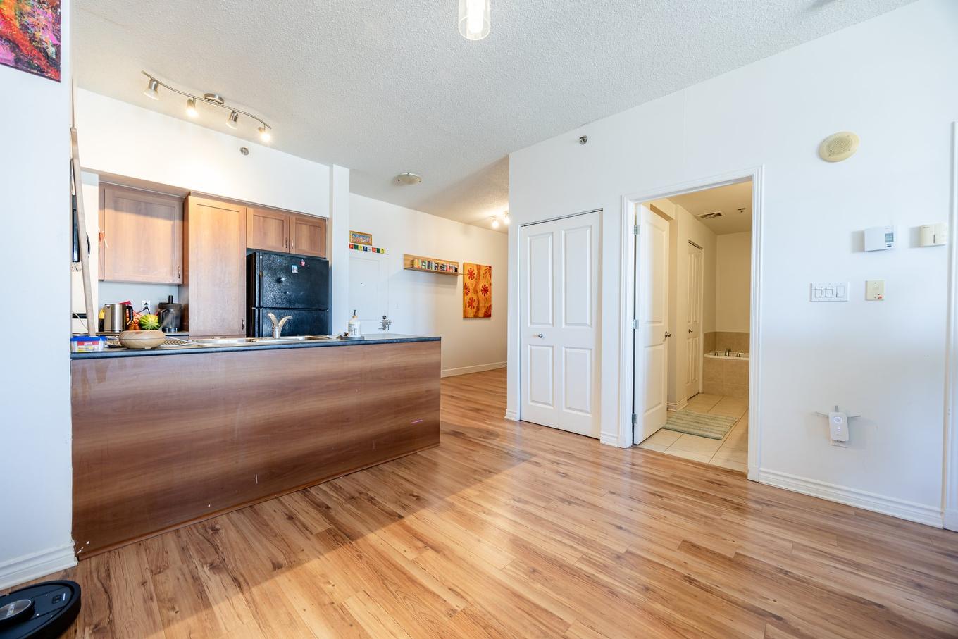 Dining room - 2108-650 Rue Jean-D'Estrées, Montréal (Ville-Marie), QC - Indoor Photo Showing Kitchen
