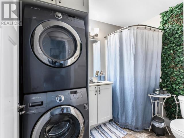 35-19 Wann Road, Whitehorse, YT - Indoor Photo Showing Laundry Room