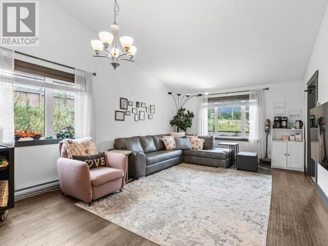35-19 Wann Road, Whitehorse, YT - Indoor Photo Showing Living Room