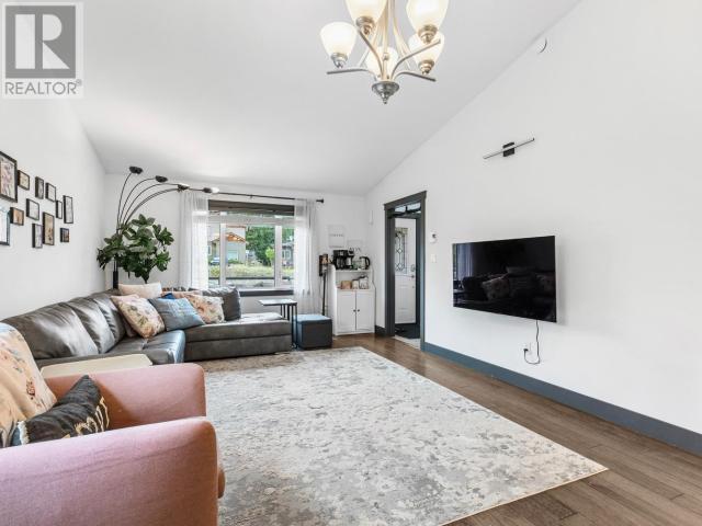 35-19 Wann Road, Whitehorse, YT - Indoor Photo Showing Living Room