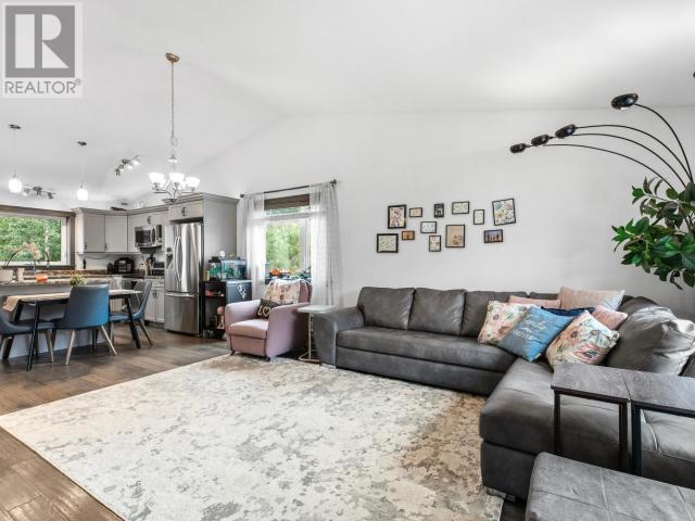 35-19 Wann Road, Whitehorse, YT - Indoor Photo Showing Living Room