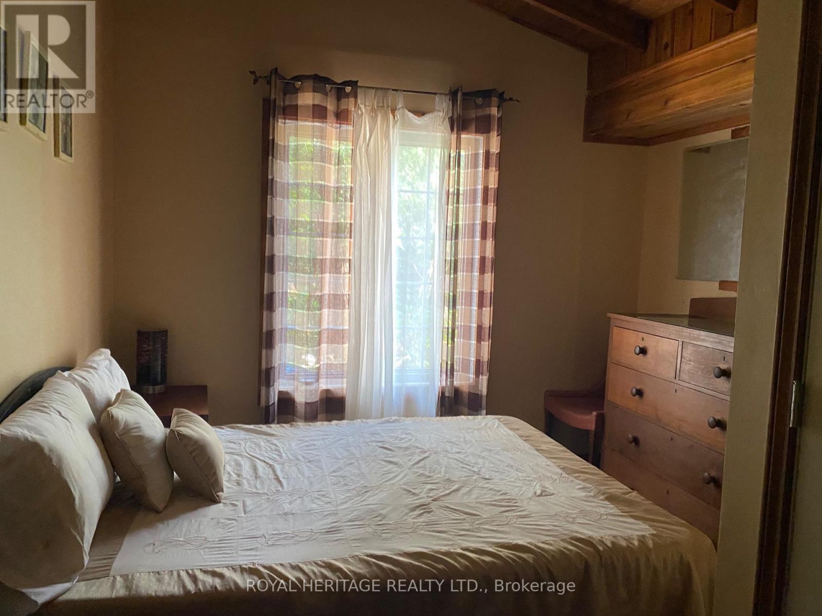 B40426 Shore Road, Brock, ON - Indoor Photo Showing Bedroom