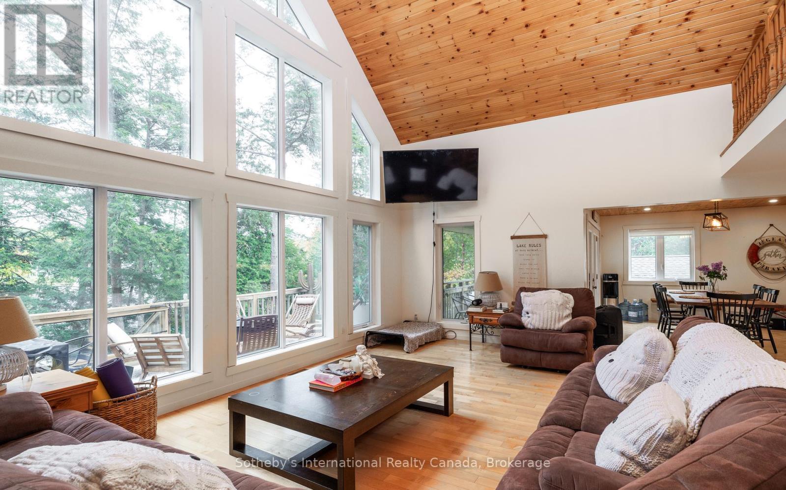 1010 Ransbury Road, Muskoka Lakes (Watt), ON - Indoor Photo Showing Living Room