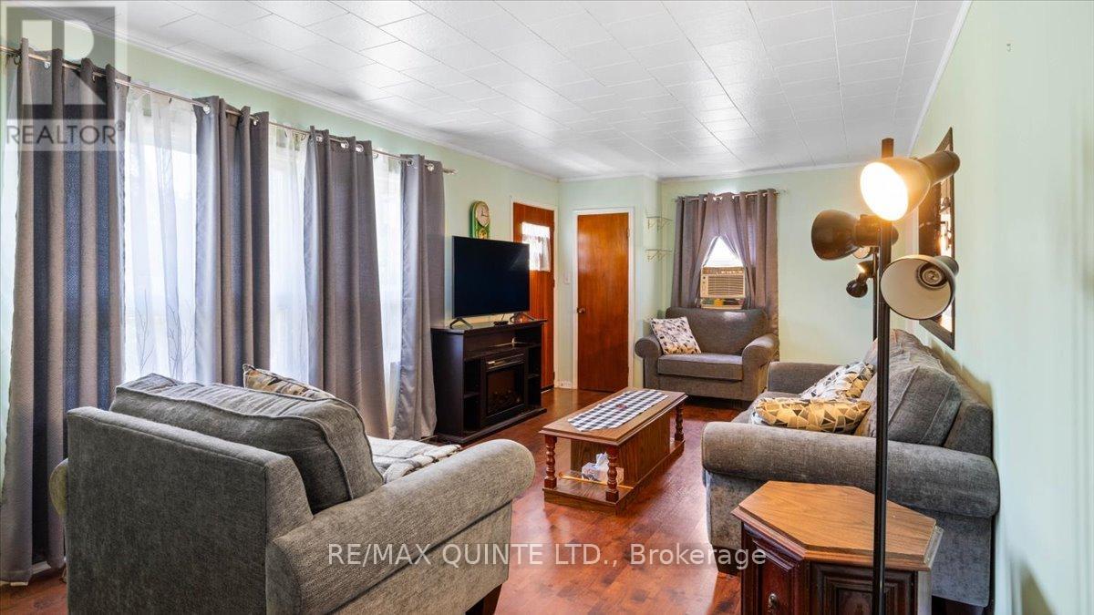 42 A Hawkins Bay Road, Tweed (Elzevir (Twp)), ON - Indoor Photo Showing Living Room