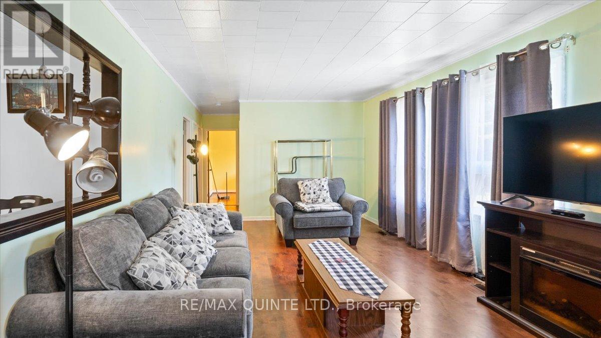 42 A Hawkins Bay Road, Tweed (Elzevir (Twp)), ON - Indoor Photo Showing Living Room