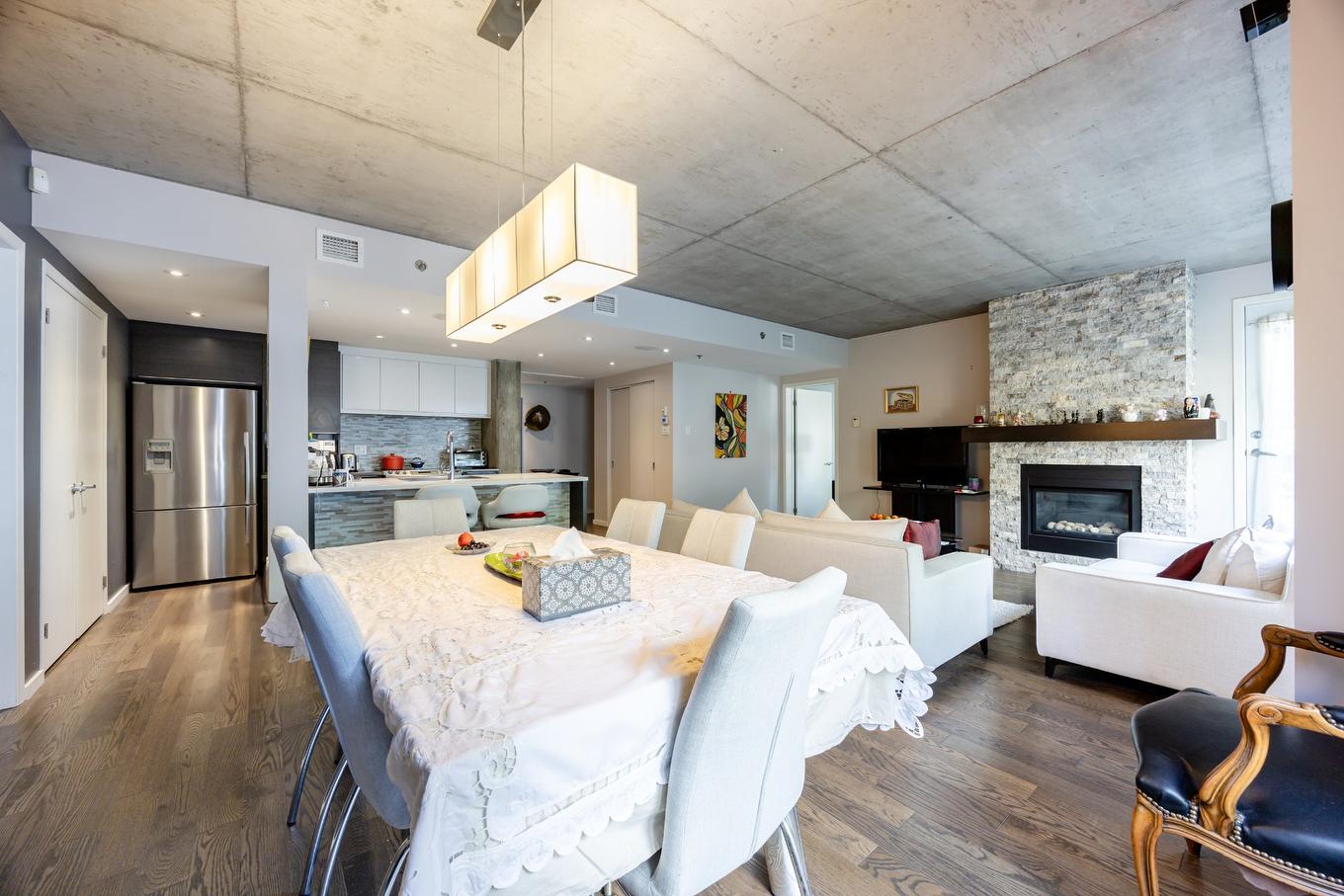 Dining room - 105-9815 Boul. Leduc, Brossard, QC - Indoor Photo Showing Dining Room With Fireplace