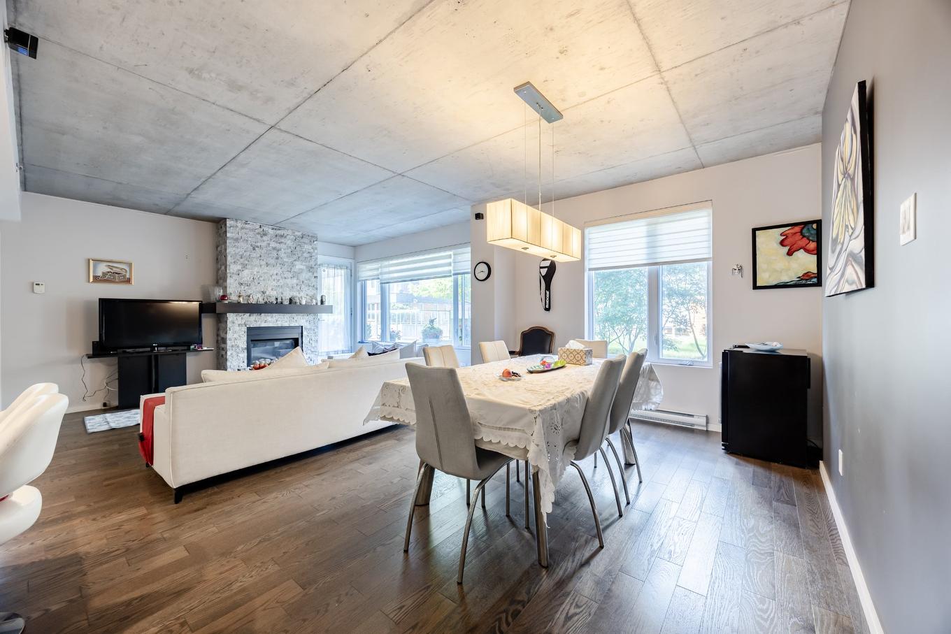 Dining room - 105-9815 Boul. Leduc, Brossard, QC - Indoor With Fireplace