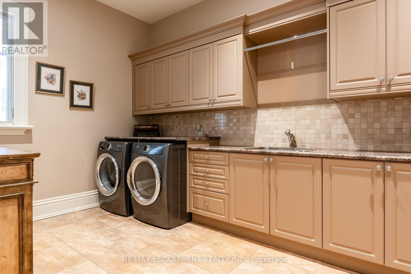 2594 Bluffs Way, Burlington, ON - Indoor Photo Showing Laundry Room
