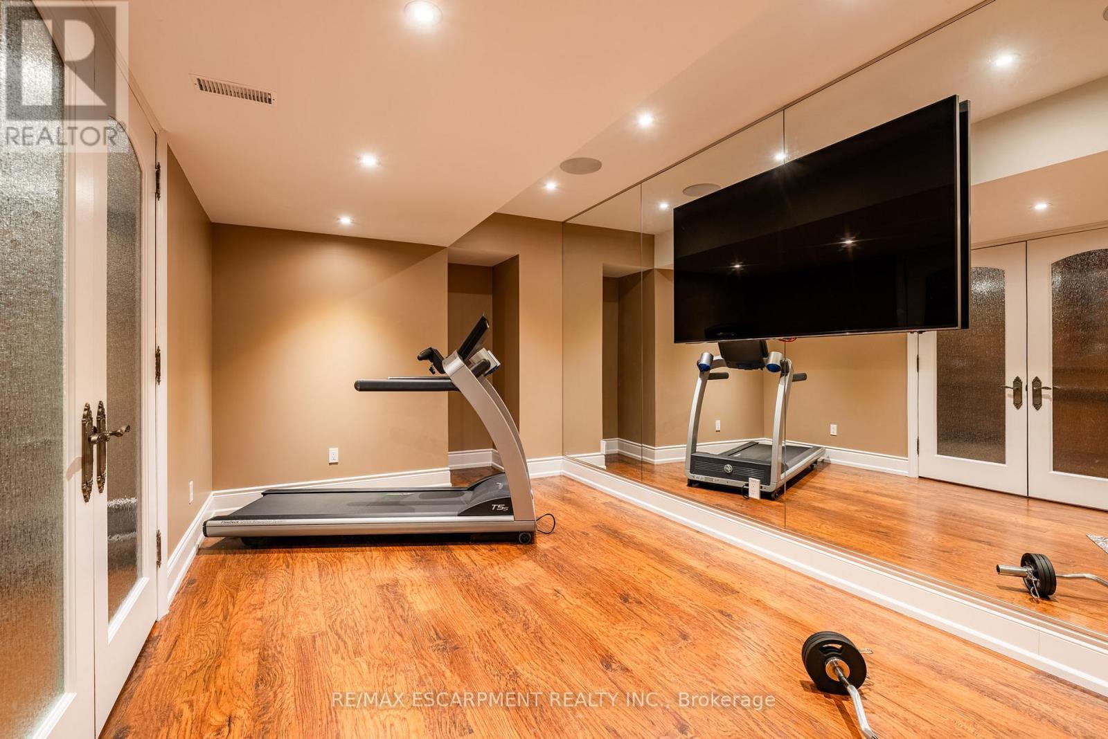 2594 Bluffs Way, Burlington, ON - Indoor Photo Showing Gym Room