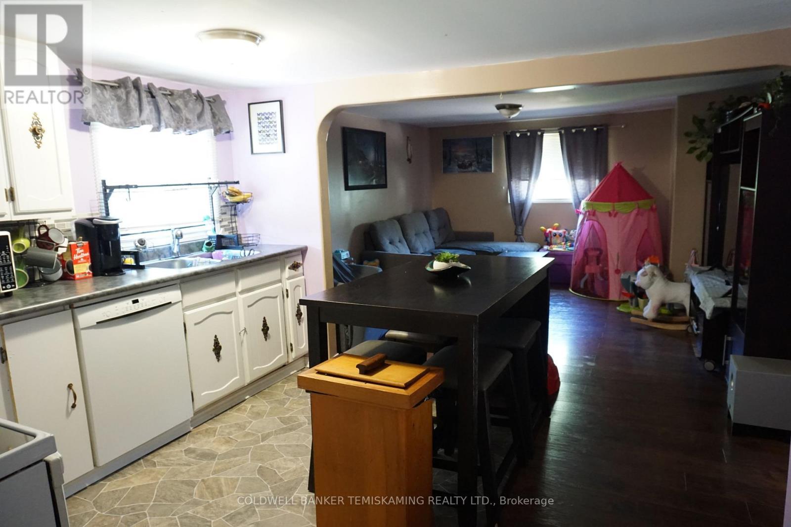 Unit 2-Eat in Kitchen - 293 Meridian Avenue, Temiskaming Shores (Haileybury), ON - Indoor Photo Showing Kitchen