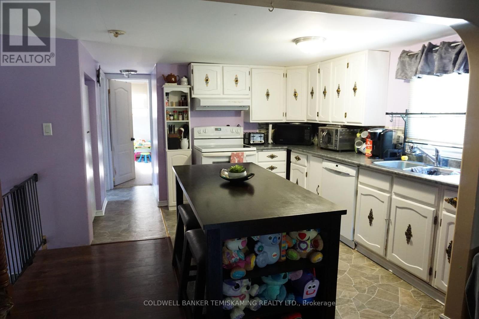 Unit 2-Kitchen - 293 Meridian Avenue, Temiskaming Shores (Haileybury), ON - Indoor Photo Showing Kitchen With Double Sink