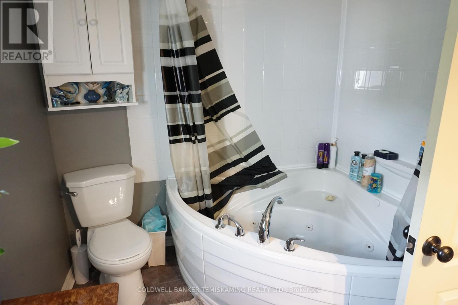 4 PC Unit 2 - 293 Meridian Avenue, Temiskaming Shores (Haileybury), ON - Indoor Photo Showing Bathroom