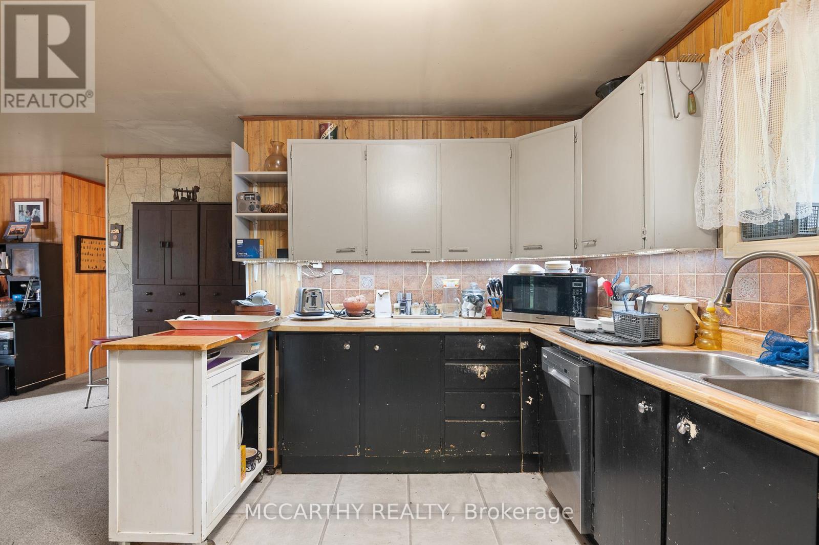 21 Mccutcheon Road, Mulmur, ON - Indoor Photo Showing Kitchen With Double Sink