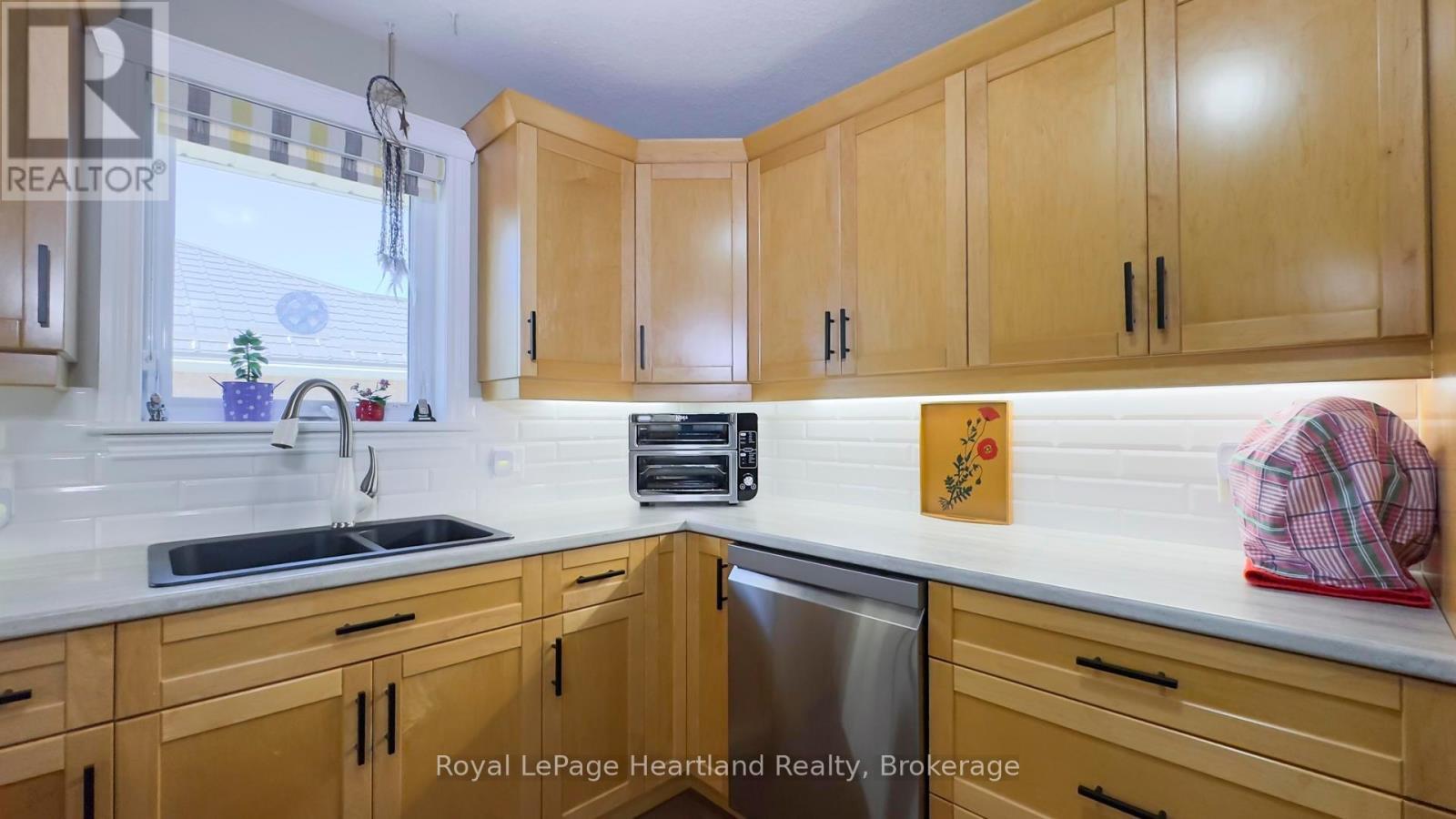 39 Balvina Drive W, Goderich (Goderich (Town)), ON - Indoor Photo Showing Kitchen With Double Sink