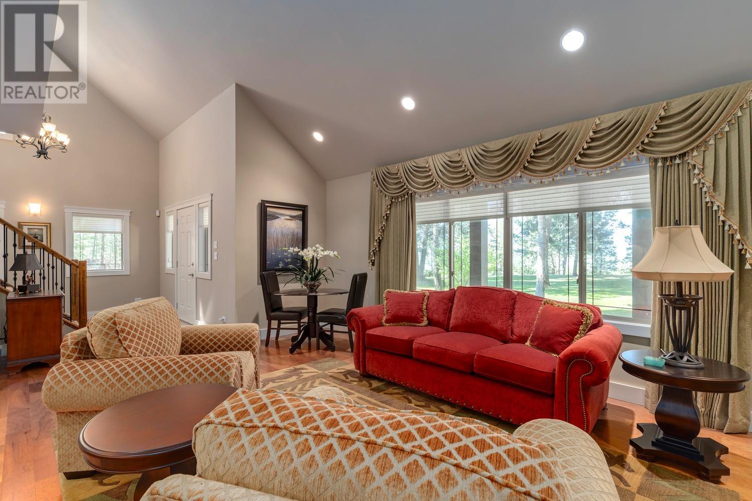 Main house - 8566 Eacrett Road, Dry Gulch, BC - Indoor Photo Showing Living Room