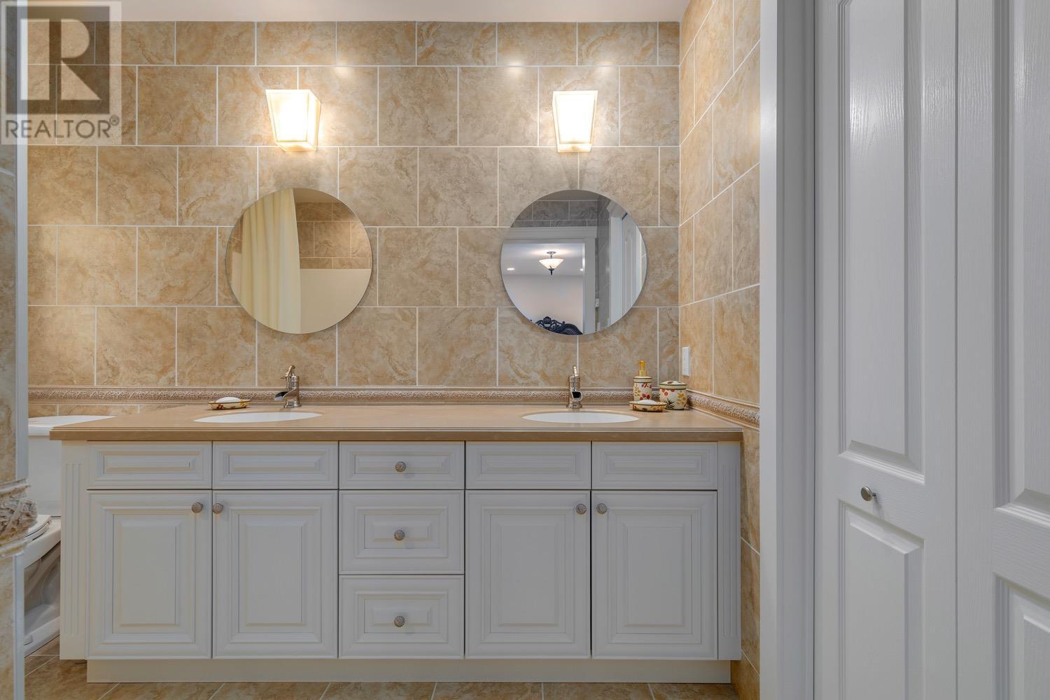 Main house - 8566 Eacrett Road, Dry Gulch, BC - Indoor Photo Showing Bathroom