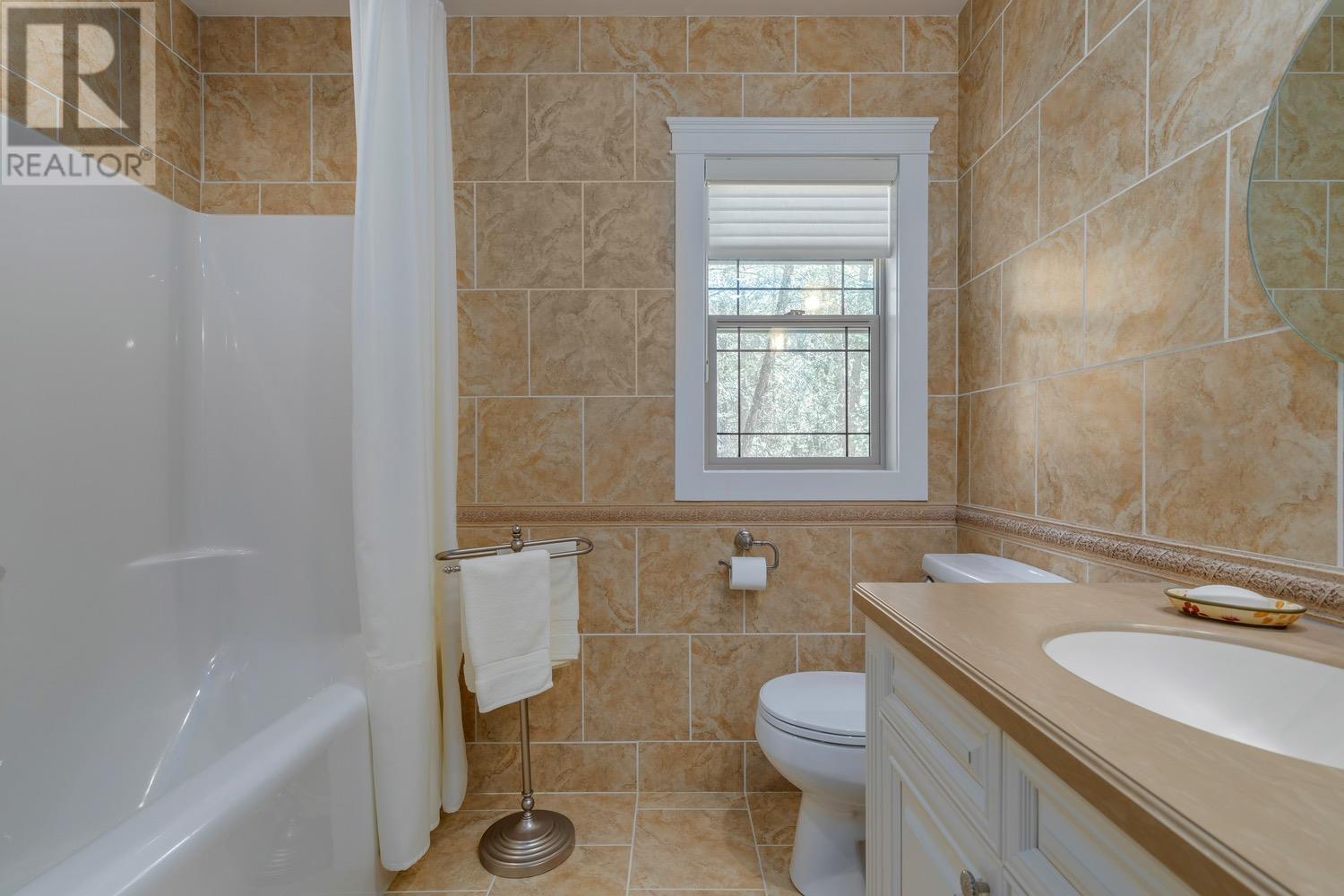 Main house - 8566 Eacrett Road, Dry Gulch, BC - Indoor Photo Showing Bathroom