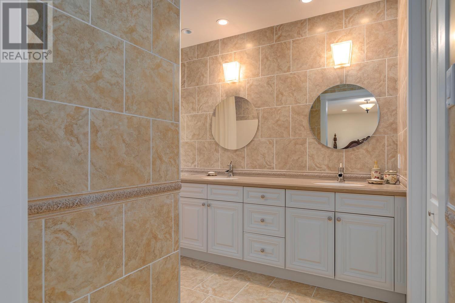 Main house - 8566 Eacrett Road, Dry Gulch, BC - Indoor Photo Showing Bathroom