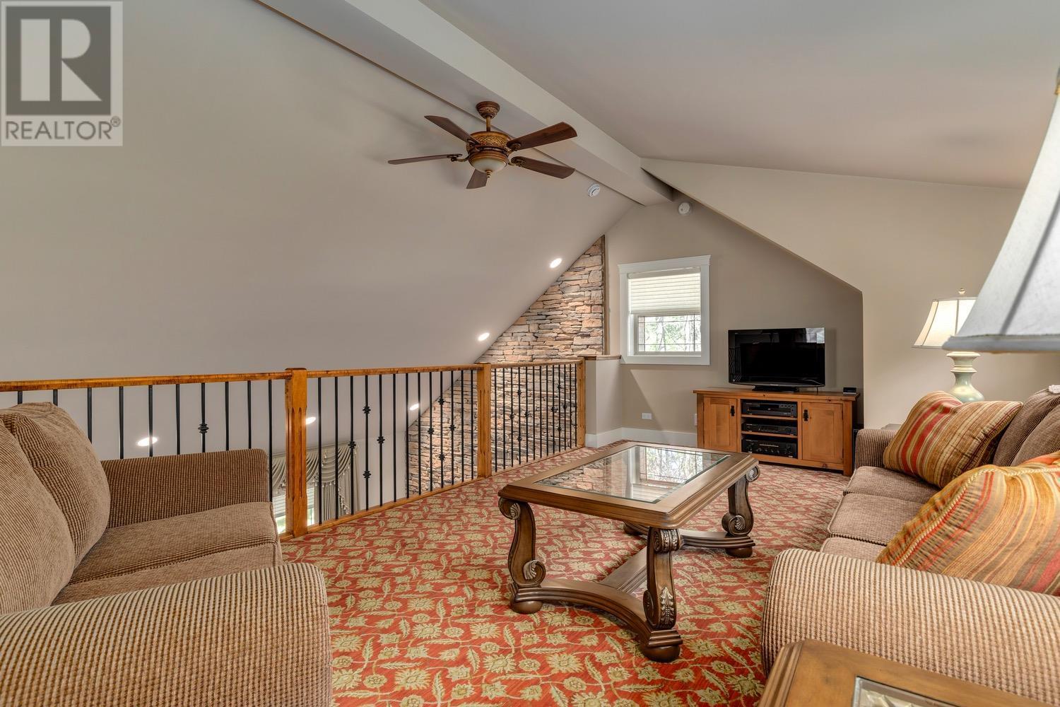 Main house - 8566 Eacrett Road, Dry Gulch, BC - Indoor Photo Showing Living Room