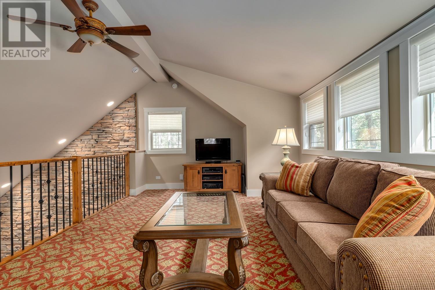 Main house - 8566 Eacrett Road, Dry Gulch, BC - Indoor Photo Showing Living Room