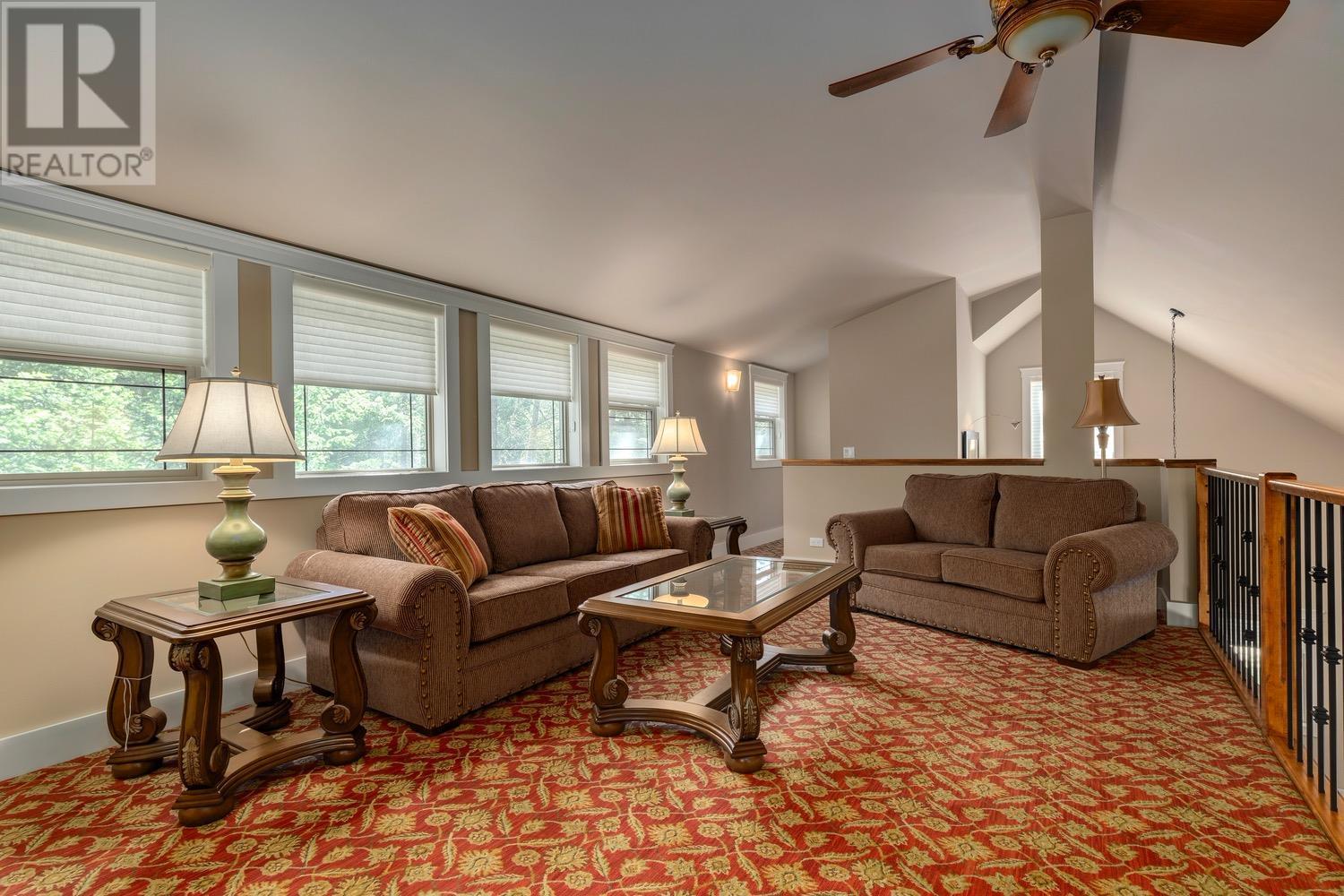 Main house - 8566 Eacrett Road, Dry Gulch, BC - Indoor Photo Showing Living Room