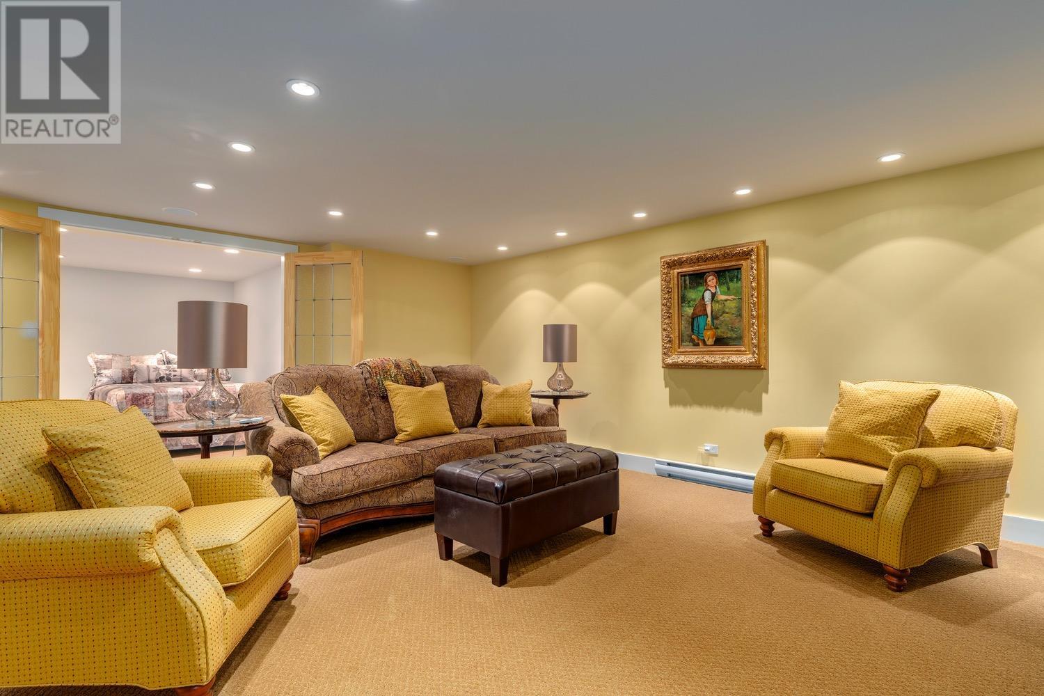Main house - 8566 Eacrett Road, Dry Gulch, BC - Indoor Photo Showing Living Room
