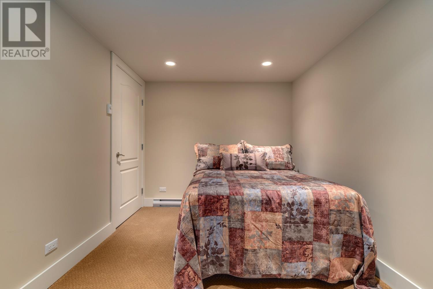 Main house - 8566 Eacrett Road, Dry Gulch, BC - Indoor Photo Showing Bedroom