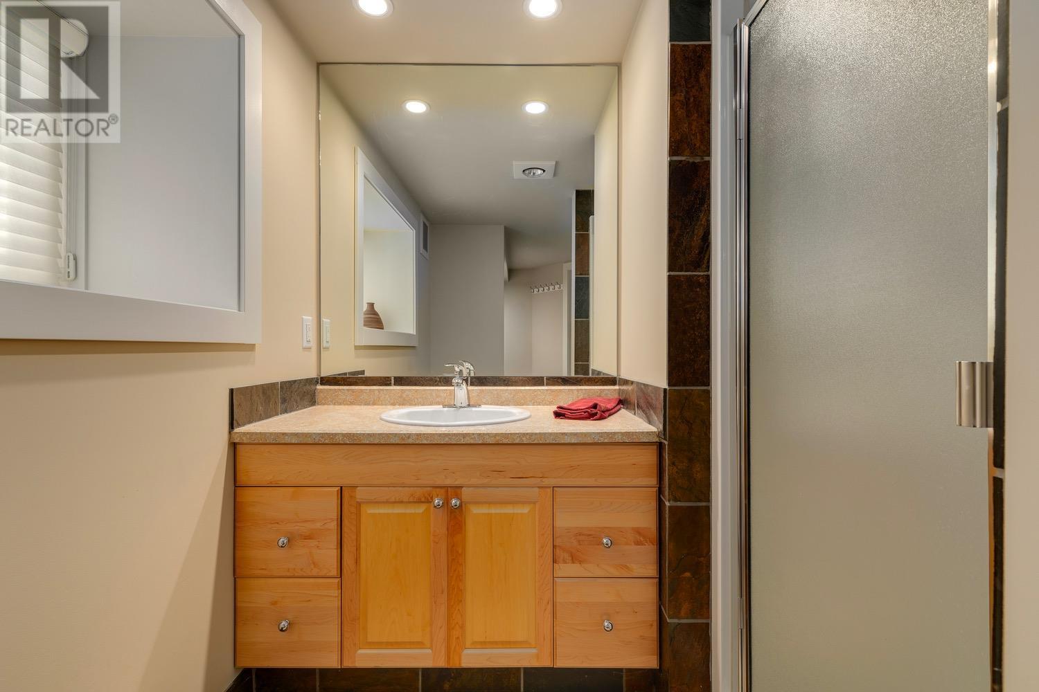 Main house - 8566 Eacrett Road, Dry Gulch, BC - Indoor Photo Showing Bathroom