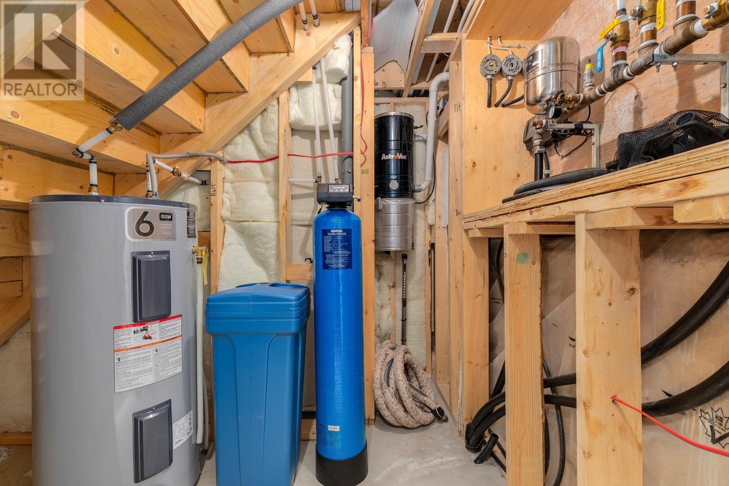 Main house - 8566 Eacrett Road, Dry Gulch, BC - Indoor Photo Showing Basement