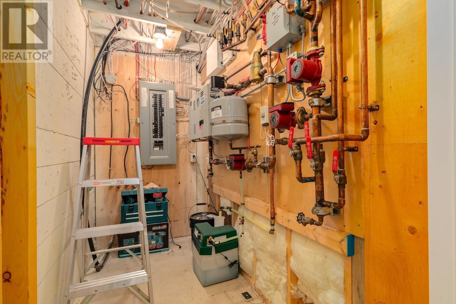 Main house - 8566 Eacrett Road, Dry Gulch, BC - Indoor Photo Showing Basement