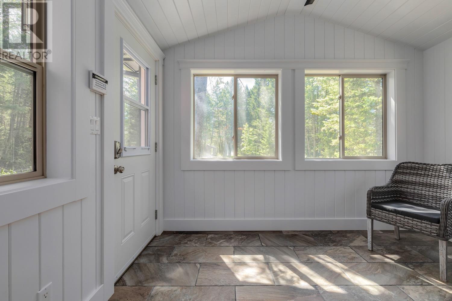 Guest house - 8566 Eacrett Road, Dry Gulch, BC - Indoor Photo Showing Other Room