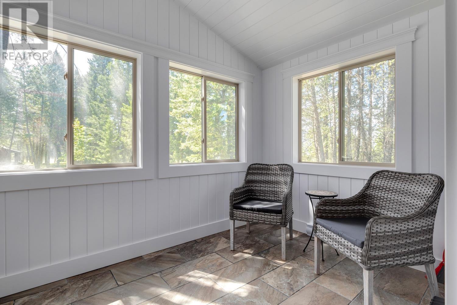 Guest house - 8566 Eacrett Road, Dry Gulch, BC - Indoor Photo Showing Other Room