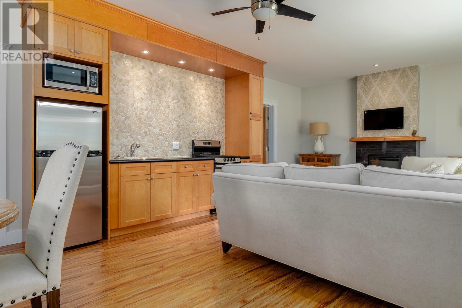 Guest house - 8566 Eacrett Road, Dry Gulch, BC - Indoor