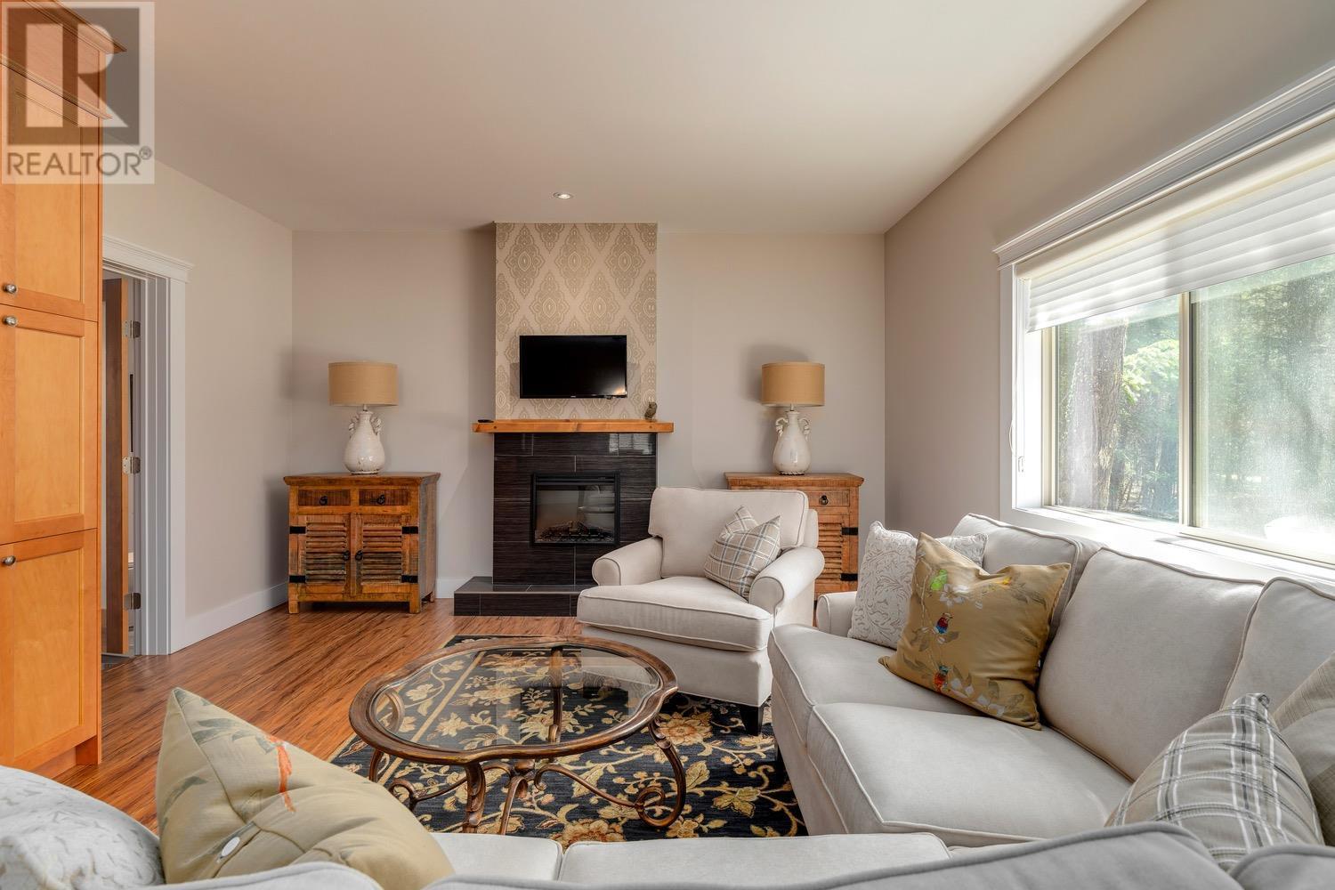 Guest house - 8566 Eacrett Road, Dry Gulch, BC - Indoor Photo Showing Living Room With Fireplace