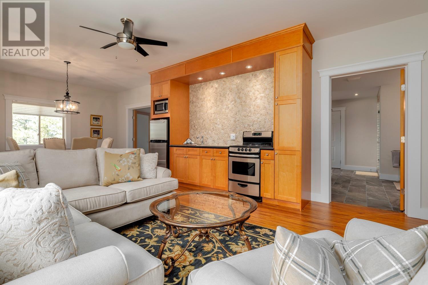 Guest house - 8566 Eacrett Road, Dry Gulch, BC - Indoor Photo Showing Living Room