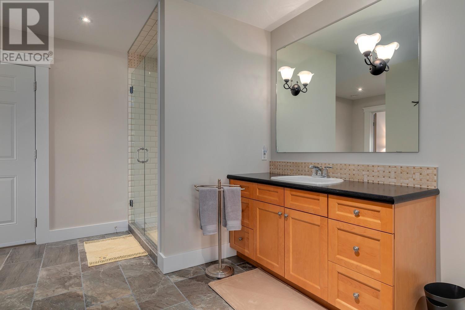 Guest house - 8566 Eacrett Road, Dry Gulch, BC - Indoor Photo Showing Bathroom