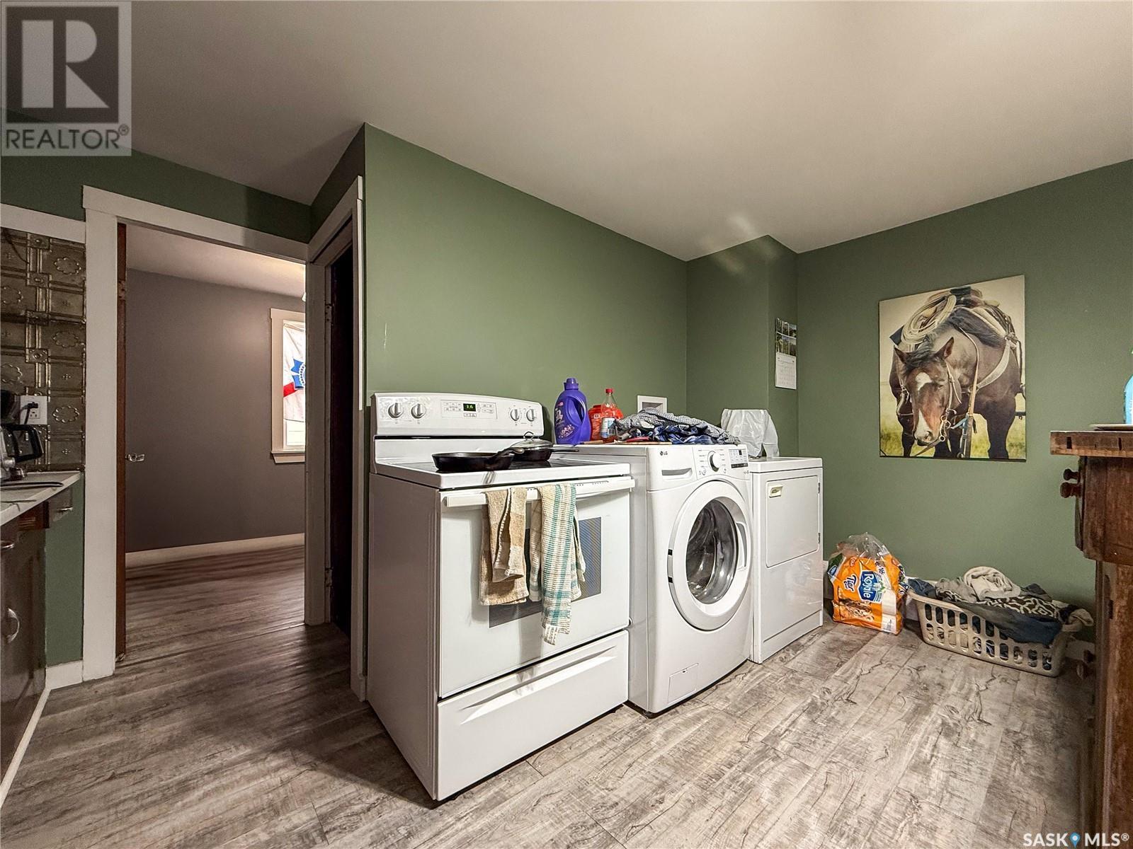 224 Front Street, Eastend, SK - Indoor Photo Showing Laundry Room
