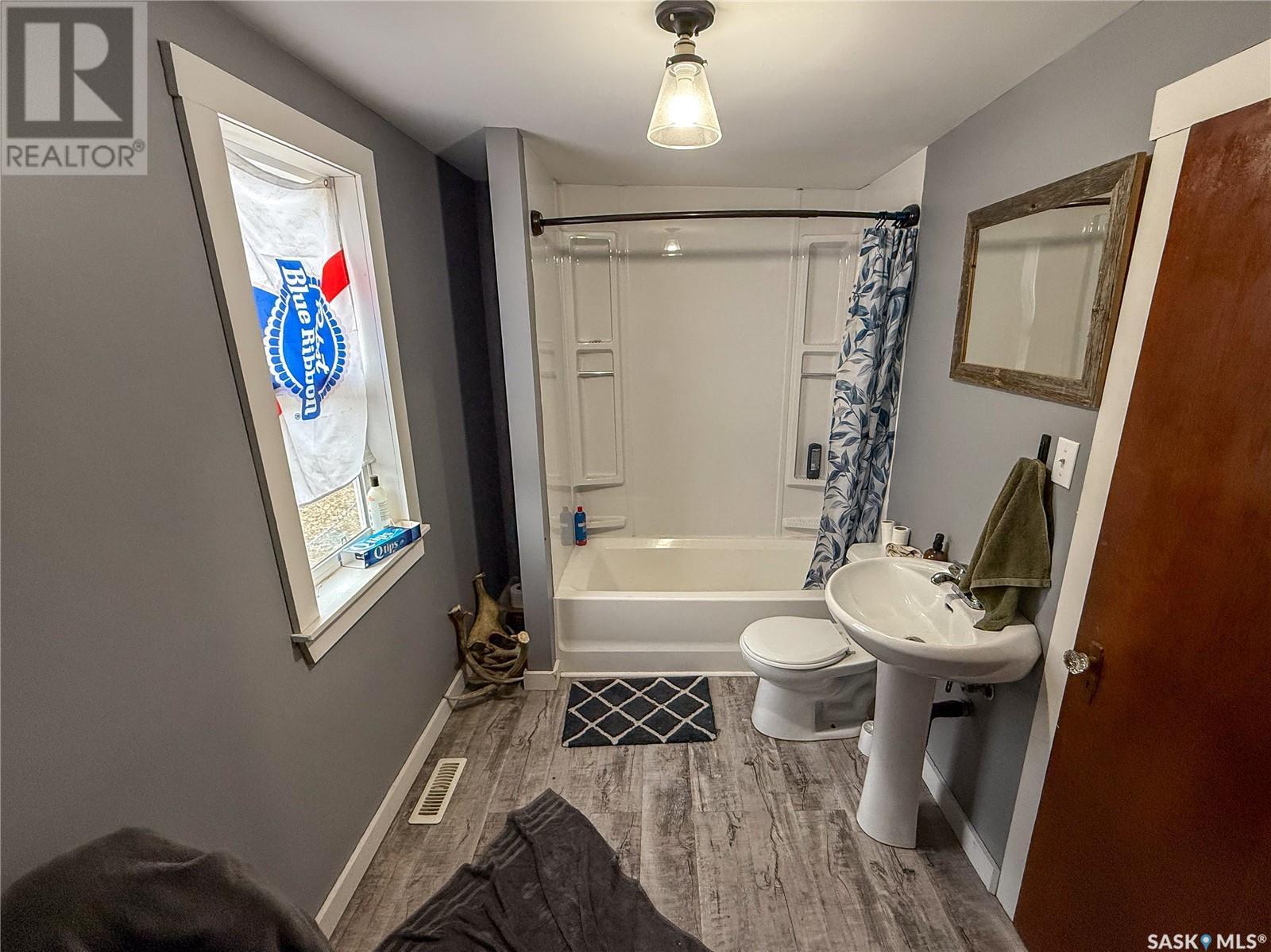 224 Front Street, Eastend, SK - Indoor Photo Showing Bathroom