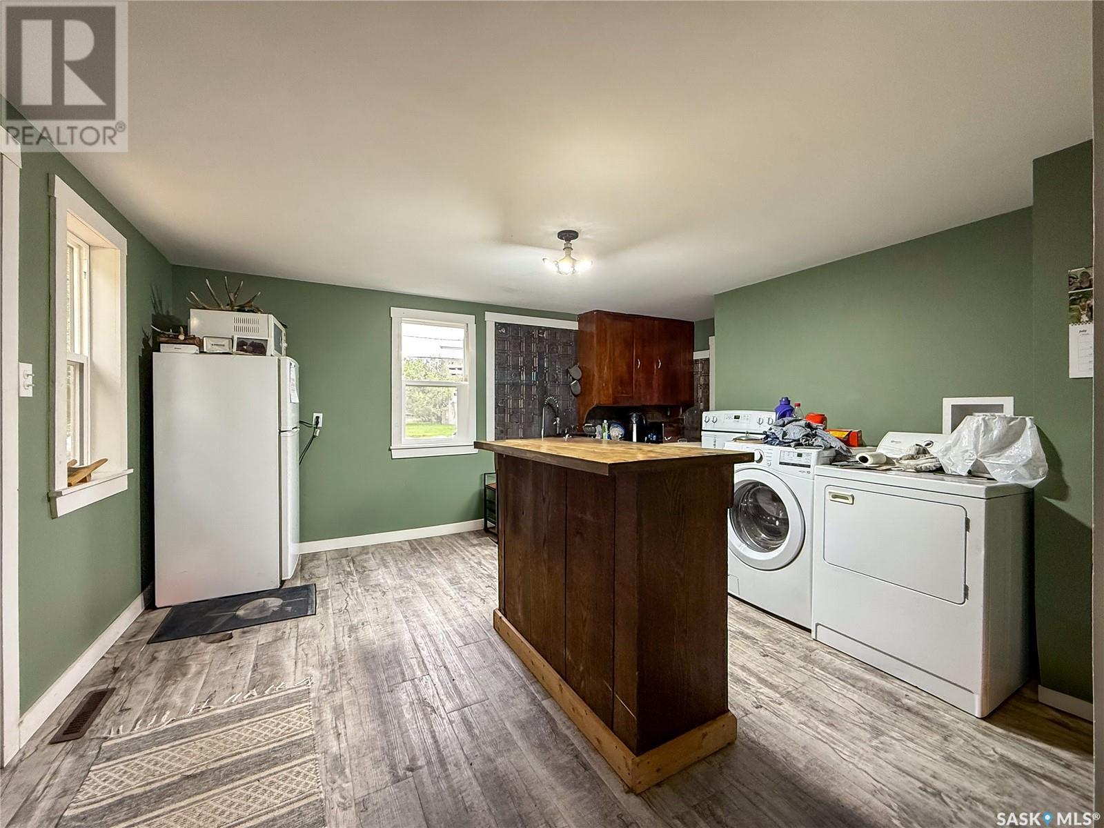 224 Front Street, Eastend, SK - Indoor Photo Showing Laundry Room