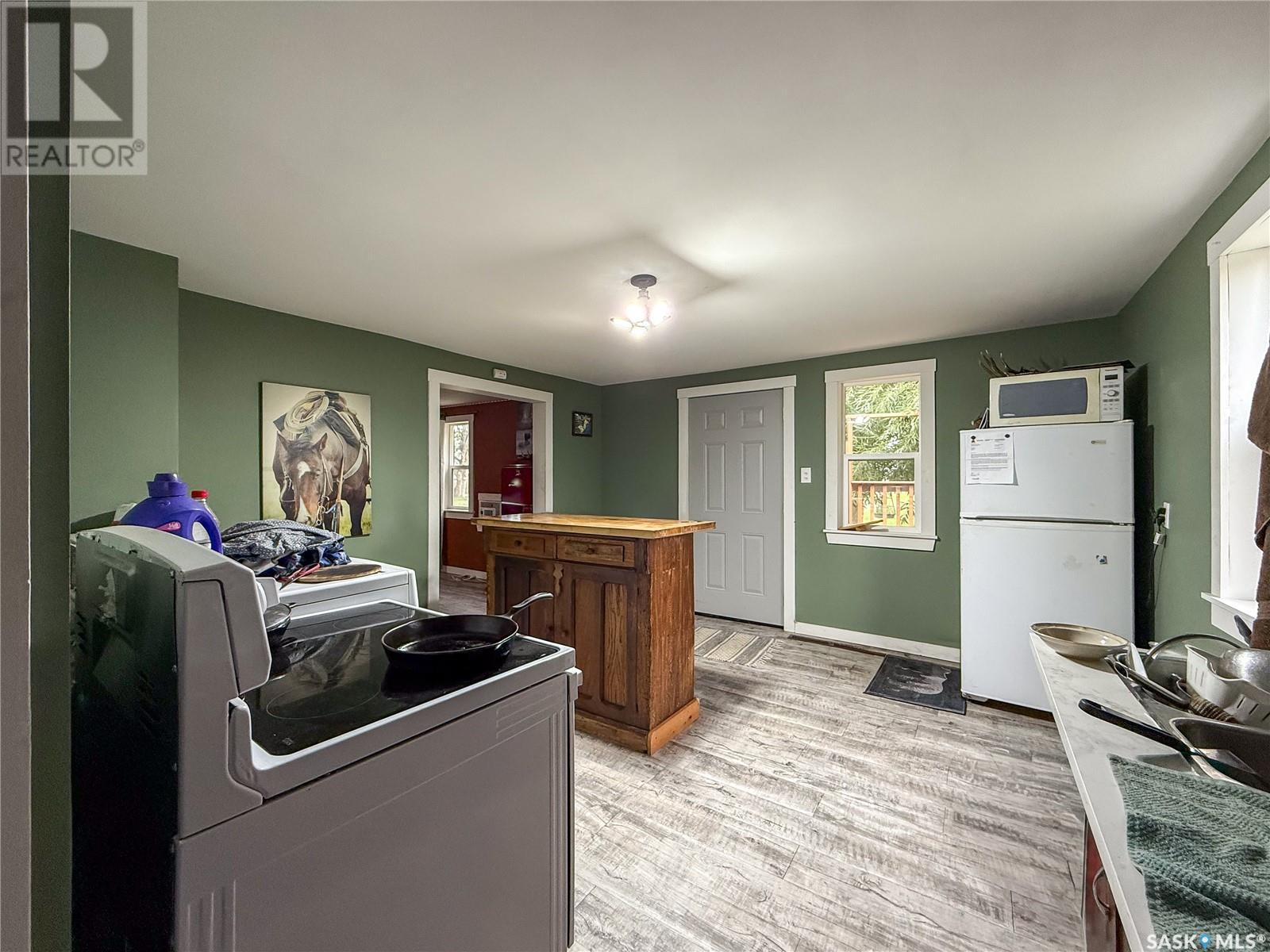 224 Front Street, Eastend, SK - Indoor Photo Showing Laundry Room