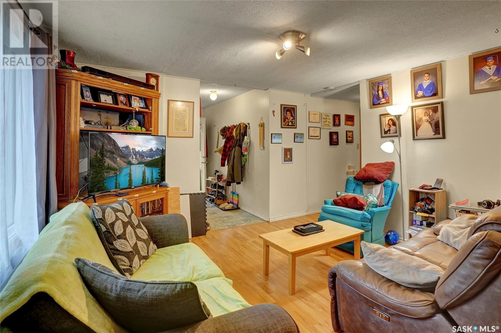 41 Main Street, Tuxford, SK - Indoor Photo Showing Living Room