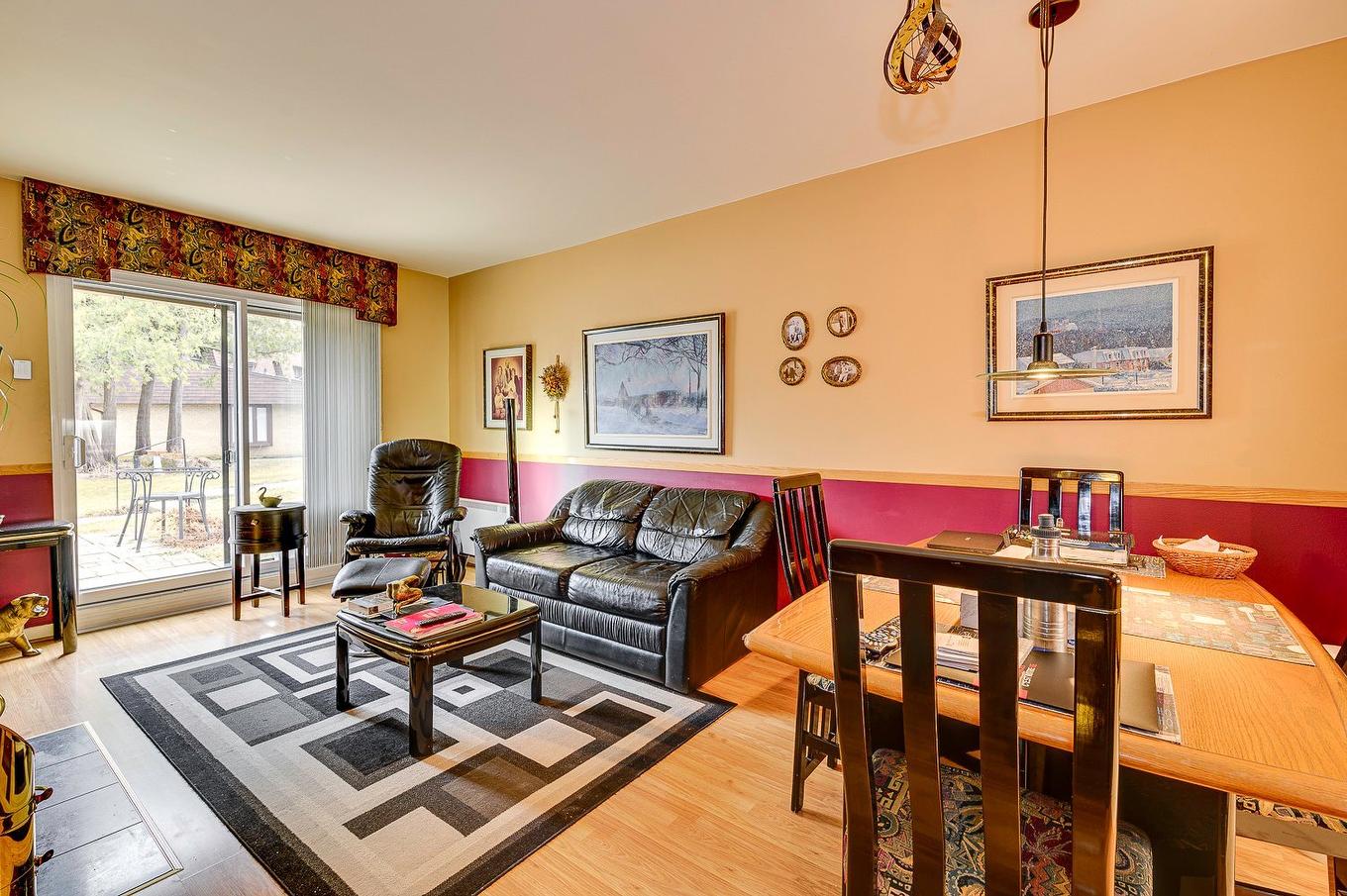 Living room - 132 Rue Desjardins, Sainte-Agathe-Des-Monts, QC - Indoor Photo Showing Living Room