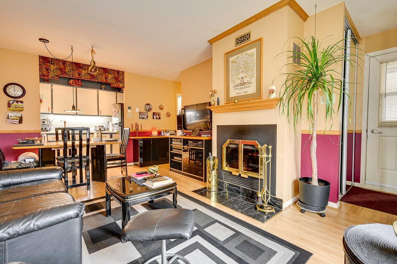 Overall view - 132 Rue Desjardins, Sainte-Agathe-Des-Monts, QC - Indoor Photo Showing Living Room With Fireplace