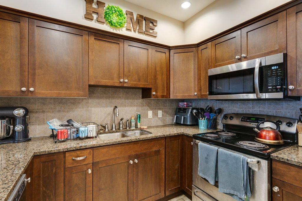 1211-3833 Brown Road, West Kelowna, BC - Indoor Photo Showing Kitchen With Double Sink