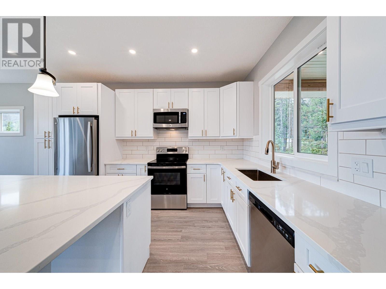 2258 Black Hawk Drive, Sparwood, BC - Indoor Photo Showing Kitchen With Upgraded Kitchen