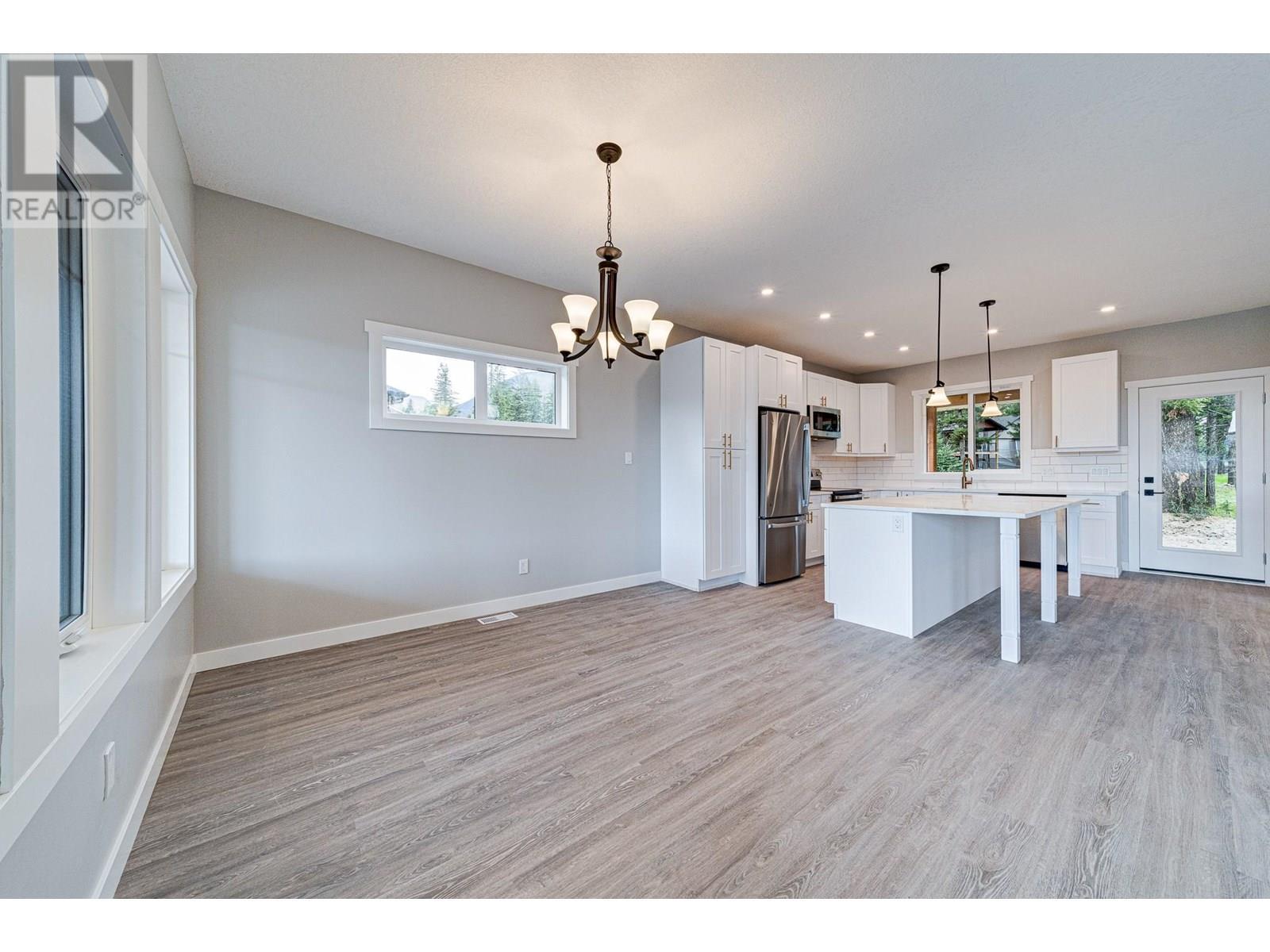 2258 Black Hawk Drive, Sparwood, BC - Indoor Photo Showing Kitchen