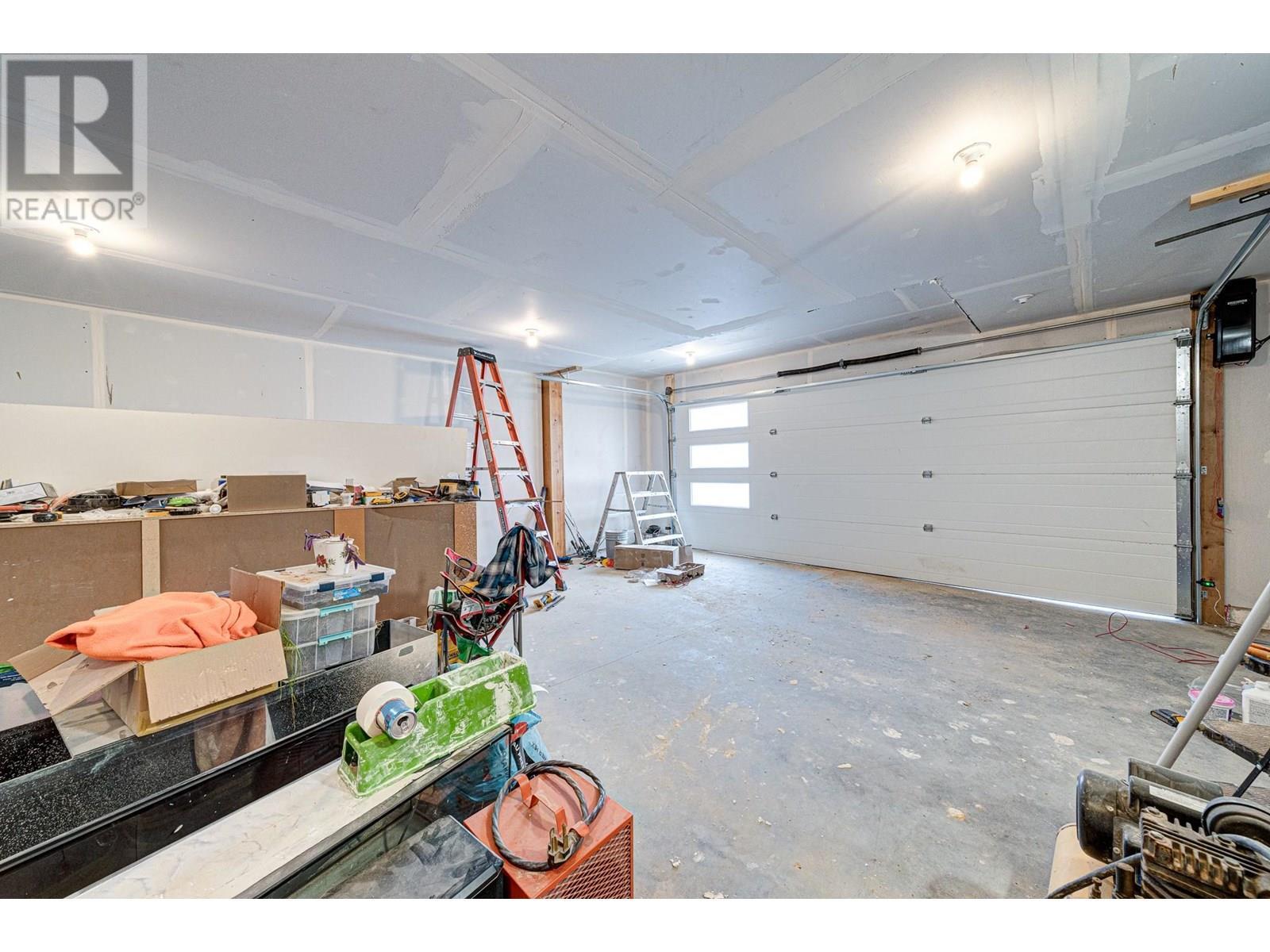 2258 Black Hawk Drive, Sparwood, BC - Indoor Photo Showing Garage