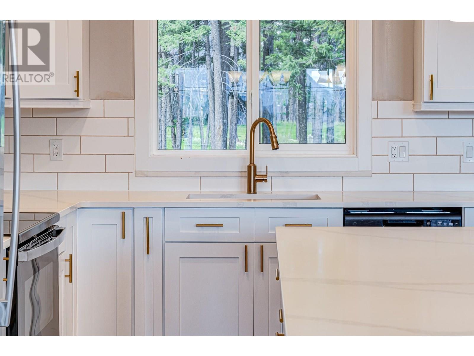 2258 Black Hawk Drive, Sparwood, BC - Indoor Photo Showing Kitchen With Upgraded Kitchen